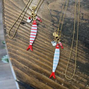 Collana Lunga con Ciondolo Acciuga Smaltata in Acciaio &ndash; 80 cm