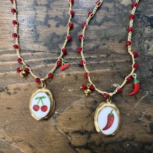 Collana all&rsquo;Uncinetto con Ciondolo Ciliegia o Peperoncino Rosso | Acciaio Dorato Anallergico