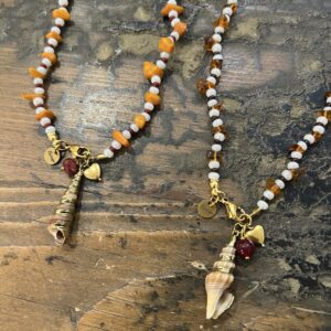 Collana con Chips di Pietra Dura e Ciondolo Conchiglia Naturale Profilata Oro