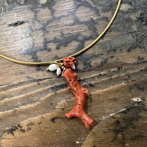 Collana girocollo rigida dorata con corallo e perle naturali