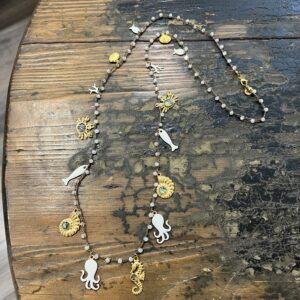 Collana lunga all&rsquo;uncinetto con cristalli e ciondoli
